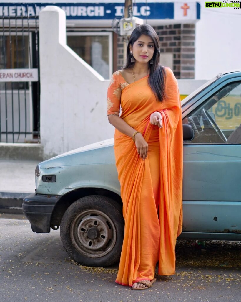 Dhanalakshmi Saminathan Instagram - சேலை சூடி ஒரு சோலை போல வழி பூக்கள் சிந்தி விழுமோ பாறையான மனம் ஈரமானதடி பார்வை தந்த வரமோ❤️🌸 Shot by : @tru_the_lens_with_monk . . . #instagood #instapost #instapost #photooftheday #ootd #saree #sareelove #sareestyling #orange #love #tamil #vintage #tamilmemes #tamilponnu #fyp #explorepage #dhanasaminathan #dhana