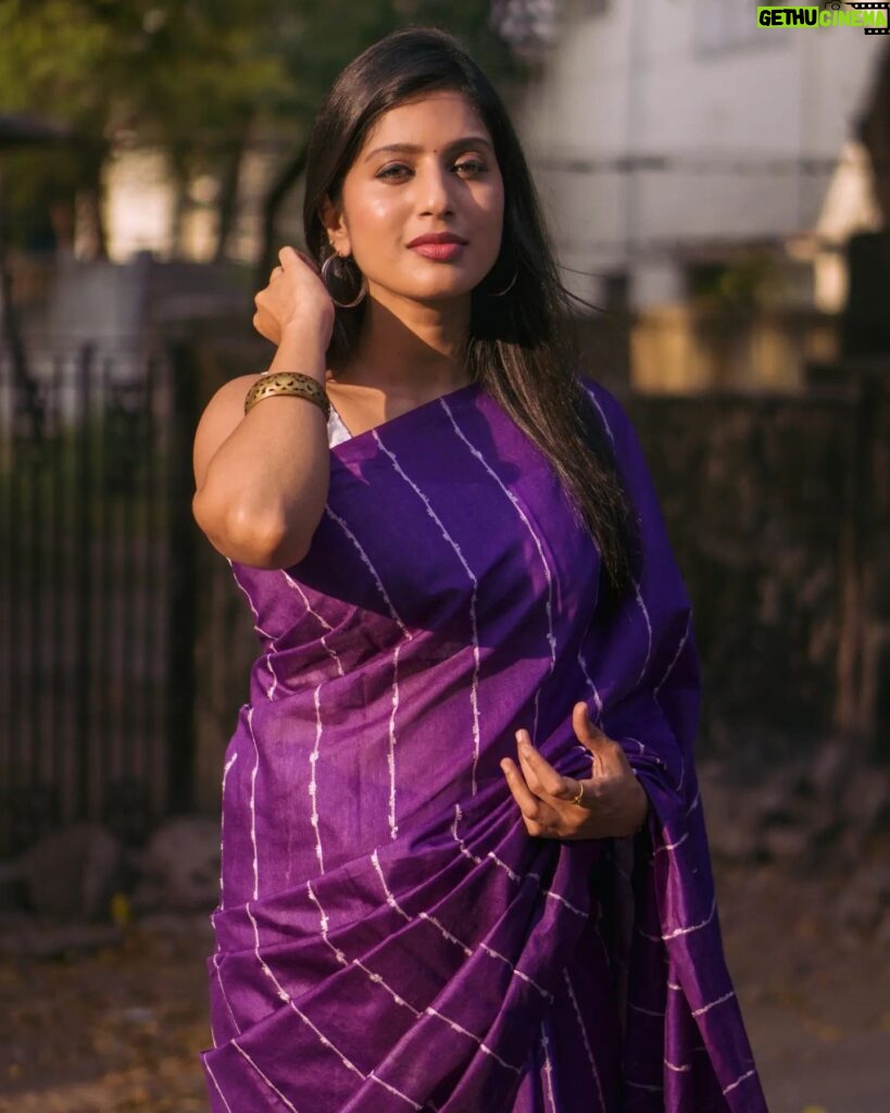 Dhanalakshmi Saminathan Instagram - 🌞🏵️ Saree: @askcouturesaree Shot by : @tru_the_lens_with_monk . . . #instagood #instapost #picoftheday #post #postoftheday #purple #sareeseries #sunsets #portrait #sareestyling #dhanasaminathan