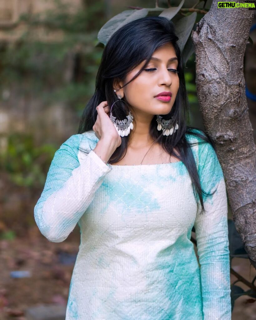 Dhanalakshmi Saminathan Instagram - தத்தி தாவுது மனமே வா அழகே🌙 Kurta : @label_tawakkul Shot by : @tru_the_lens_with_monk Earrings: @meeshoapp . . . #instagood #instadaily #instapost #ootd #ootdfashion #salwars #kurti #kurta #fashionista #fashionvlog #stylewithme #dress #dressup #explorepage #dhanasaminathan #anu