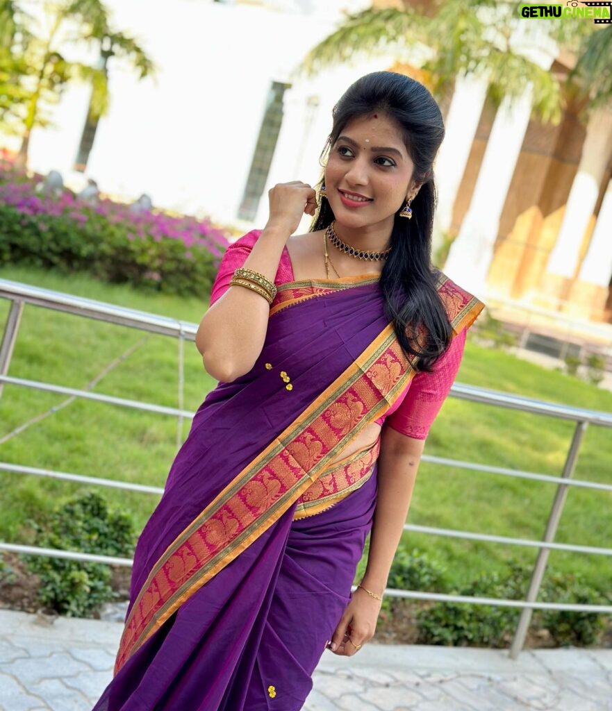 Dhanalakshmi Saminathan Instagram - அனைவருக்கும் இனிய பொங்கல் நல்வாழ்த்துகள்🥰🎋🌾 Day1 pongal outfit ✨ Saree: @askcouturesaree Hairdo: @soniyalee1 . . . #pongal2024 #pongalcelebration #tamilnewyear #tamil #tamilfestival #saree #sareelove #sareestyling #love #fyp #explore #dhana #dhanasaminathan