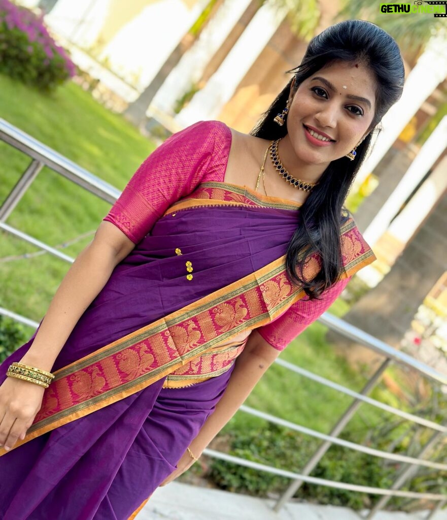 Dhanalakshmi Saminathan Instagram - அனைவருக்கும் இனிய பொங்கல் நல்வாழ்த்துகள்🥰🎋🌾 Day1 pongal outfit ✨ Saree: @askcouturesaree Hairdo: @soniyalee1 . . . #pongal2024 #pongalcelebration #tamilnewyear #tamil #tamilfestival #saree #sareelove #sareestyling #love #fyp #explore #dhana #dhanasaminathan