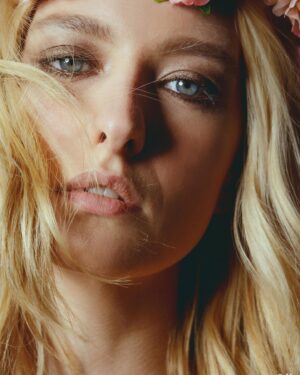 Dharma Mangia Woods Instagram - WOODS-TOCK” x DÉLUGE #19 LATE ISSUE🌾🌾

@deluge_mag 
produzione #ROCKETT @fabcestari & @emanueladigiammarco 

#foto @fabcestari 
#interview @kinechia 
#glam  @emanueladigiammarco 
using @sisleyparisofficial 
#video @avocacchio 
#look @zimmermann @borsalino_world @saloniofficial 
#gioielli @iosselliani 
#thanks @dicarlorella