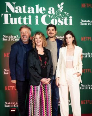 Dharma Mangia Woods Instagram - Photocall #Nataleatuttiicosti di Giovanni Bognetti 
Dal 19 Dicembre solo su @netflixit ♥️
@claudio_colica @christiandesica35official @angela.finocchiaro.official ❣️

Grazie a 
@ermannoscervino 
@erranistudio 
@emanuelamontagno 
@eleonoramantovani_mua 
@gabriellamustone 
@mickmanca_makeup 
@simonebelliagency 
@netflixit 
@colorado_film 
@sosiapistoia 
@dicarlorella 
#nataleatuttiicosti
Foto di Francesca di Stefano