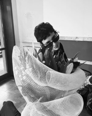 Dharma Mangia Woods Instagram - CATENE 
verrà presentato il 21 ottobre ad @alicenellacitta 
Al @romacinemafest 
Prodotto da @disparte_ 
Ed è il nostro saluto alla @scuolavolonte 

Cinque storie per cinque registi, che hanno frequentato la Scuola Volonté in un triennio iniziato nel 2019 e segnato dalla pandemia. Catene è un film corale e allo stesso tempo personalissimo e introspettivo, dove ciascuno/a di noi ha indagato le proprie vulnerabilità in rapporto alla famiglia, all'amore, alle possibili connessioni con l'altro, con storie intime che si interrogano su quale valore possiamo ancora dare ai nostri legami più forti, per quanto essi siano dolorosi.

La nostra storia è quella di Agata e del complesso rapporto di amore e odio con la madre, interpretata dalla meravigliosa @giselda_volodi , e con la sua malattia . 

Nel cast anche Nicoletta Robello, @lucamvannuccini . 
La regia è di @clandestnina , sorella e compagna sempre. 
La sceneggiatura di @nuzzidugo 
La fotografia di @_amico.fritz_ 
I costumi di @larabondii 
Casting di @stefaniadesantis9 
Grazie ad @annaliasilecchia fondamentale 
Grazie a tutta la troupe composta da compagni di scuola e di lavoro♥️

@dicarlorella @sosiapistoia