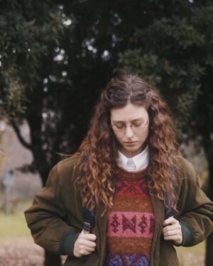 Dharma Mangia Woods Instagram - CATENE 
verrà presentato il 21 ottobre ad @alicenellacitta 
Al @romacinemafest 
Prodotto da @disparte_ 
Ed è il nostro saluto alla @scuolavolonte 

Cinque storie per cinque registi, che hanno frequentato la Scuola Volonté in un triennio iniziato nel 2019 e segnato dalla pandemia. Catene è un film corale e allo stesso tempo personalissimo e introspettivo, dove ciascuno/a di noi ha indagato le proprie vulnerabilità in rapporto alla famiglia, all'amore, alle possibili connessioni con l'altro, con storie intime che si interrogano su quale valore possiamo ancora dare ai nostri legami più forti, per quanto essi siano dolorosi.

La nostra storia è quella di Agata e del complesso rapporto di amore e odio con la madre, interpretata dalla meravigliosa @giselda_volodi , e con la sua malattia . 

Nel cast anche Nicoletta Robello, @lucamvannuccini . 
La regia è di @clandestnina , sorella e compagna sempre. 
La sceneggiatura di @nuzzidugo 
La fotografia di @_amico.fritz_ 
I costumi di @larabondii 
Casting di @stefaniadesantis9 
Grazie ad @annaliasilecchia fondamentale 
Grazie a tutta la troupe composta da compagni di scuola e di lavoro♥️

@dicarlorella @sosiapistoia