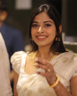 Dharshana Ashokan Instagram - Flaunting my nose pin in all pictures 🤍

Photography- @haran_official_ 😇
