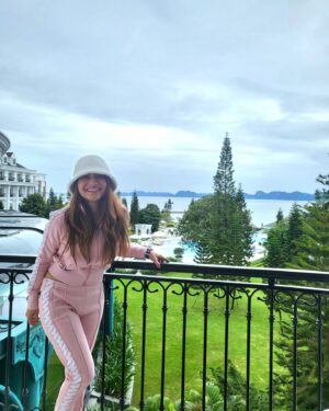 Dhrriti Saharan Reddy Instagram - Say Hello to this Gorgeousness @vinpearl.official at Halong Bay ❤️
Swipe to see my Room View 😍
Wearing : @superdry 
Watch : @bulgari 
Bag : @marcjacobs 
#DS🦋 #DhrritiSaharan #halongbay #vietnam