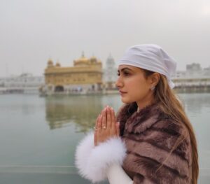 Dhrriti Saharan Reddy Instagram - GuruPurab Di Lakh Lakh Vadhaiyaan !!! 🙏🏻
Satnam Waheguru ♾ 
#throwback to my 2019 December visit to Darbar Sahib #goldentemple 
PS : This is my most loved place to be in in the whole entire world! 🙏🏻😇♥️
#DS🦋
Just FYI : The Fur I’m wearing is Faux Fur, not any animal fur. I’m a Pure Vegetarian in what I eat and Vegan at what I wear! 
.
.
.
#dhrritisaharan #amritsar #winters #harmindersahib #darbarsahib #gurupurab #gurupurab2022 #peace #love #punjab