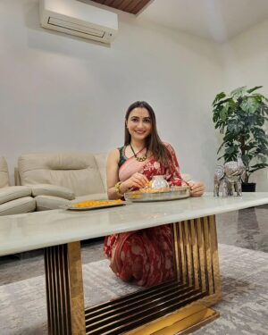 Dhrriti Saharan Reddy Instagram - Jiske Mann mein Ujaala Pale 
Woh Baahar Ke Andhere Se Kya Dare ! 
- Anjana Devi 
चलो क्यूँ ना आज हम सभी अपने मन के दिए जलाएँ । 🪔
शुभ दीपावली ✨
PC : Mr. Reddy @jayanthreddy1111 ♥️
.
.
.
#DhrritiSaharan #DS🦋 #GyaanMaata