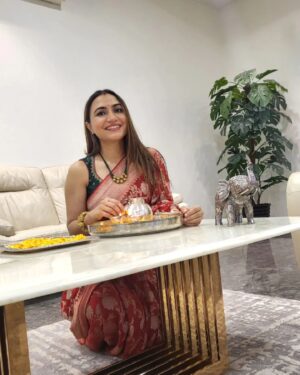 Dhrriti Saharan Reddy Instagram - Jiske Mann mein Ujaala Pale 
Woh Baahar Ke Andhere Se Kya Dare ! 
- Anjana Devi 
चलो क्यूँ ना आज हम सभी अपने मन के दिए जलाएँ । 🪔
शुभ दीपावली ✨
PC : Mr. Reddy @jayanthreddy1111 ♥️
.
.
.
#DhrritiSaharan #DS🦋 #GyaanMaata