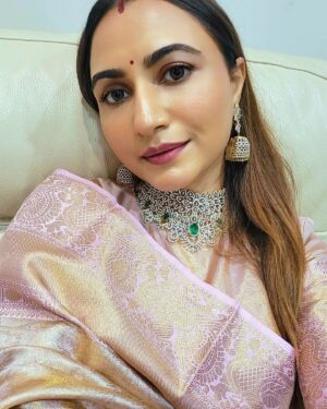 Dhrriti Saharan Reddy Instagram - For the love of Kanchi Pattu Sarees !!! ❤️
#DS🦋 #DhrritiSaharan 
Comment with a 🦋 to get a dm from me letting you know where I bought this beautiful Saree from! 
.
.
.
#kanchipattu #saree #pattusaree #handloom