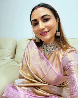 Dhrriti Saharan Reddy Instagram - For the love of Kanchi Pattu Sarees !!! ❤️
#DS🦋 #DhrritiSaharan 
Comment with a 🦋 to get a dm from me letting you know where I bought this beautiful Saree from! 
.
.
.
#kanchipattu #saree #pattusaree #handloom
