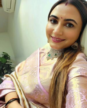 Dhrriti Saharan Reddy Instagram - For the love of Kanchi Pattu Sarees !!! ❤️
#DS🦋 #DhrritiSaharan 
Comment with a 🦋 to get a dm from me letting you know where I bought this beautiful Saree from! 
.
.
.
#kanchipattu #saree #pattusaree #handloom