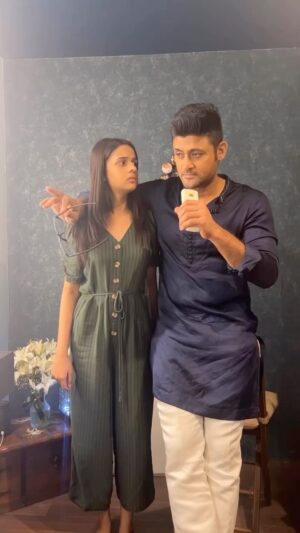 Dhwani Gori Instagram - Meet our”Tongue twister” family..🫶🏻🫶🏻 
Waise “Aparajita”is also a Tongue twister name!
Try saying it.. if you can say it then don’t forget to watch our show at 7:30 PM every day only on @zeetv @manavgohil @shweta.tiwari @anushka_merchande 
And thank you for recording @garvita.ig ♥️♥️