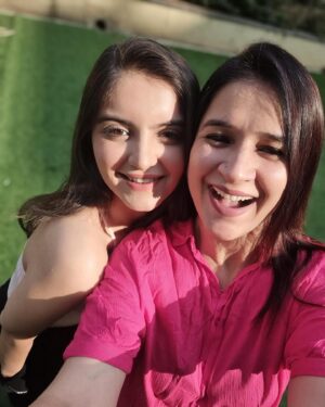 Dhwani Gori Instagram - My best feeling is that i’m a little piece of you🩷 
@shobhagori 

#Instagram