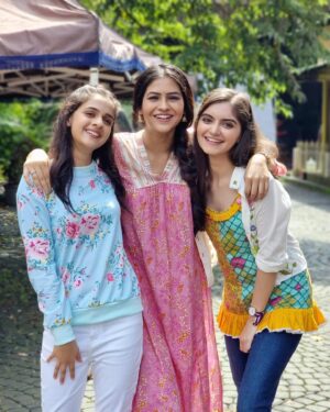 Dhwani Gori Instagram - Meet my wonderful sisters from #mainhoonaparajita ❤️ 
What a bliss to be a part of such wonderful show.🧿 
@anushka_merchande @shrutisanjeev78 
@zeetv 

#MainHoonAparajita #Zeetv #dhwanigorii #instagram