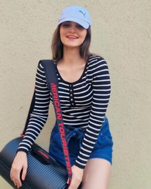 Dhwani Gori Instagram - Carry your own way🎒 @amtouristerin 
#owntheroll #Instagram