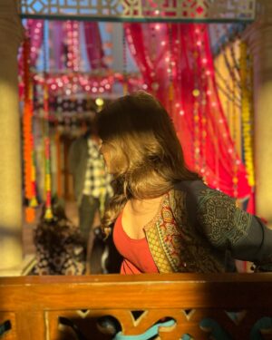 Dhwani Gori Instagram - Random unedited, unfiltered photos are the best💗 

When you are an aficionado for good lighting😙 

#Zeetv #Disha #maihoonaparajita
