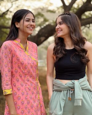 Dhwani Gori Instagram - Girls just wanna have sun☀️ 
#Disha #Chavvi #maihoonaparajita #Zeetv #Instagram #sisters 
Picture by : @manavgohil ❤️

@anushka_merchande 👯‍♀️❤️