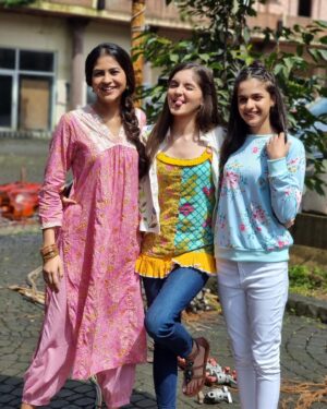 Dhwani Gori Instagram - Meet my wonderful sisters from #mainhoonaparajita ❤️ 
What a bliss to be a part of such wonderful show.🧿 
@anushka_merchande @shrutisanjeev78 
@zeetv 

#MainHoonAparajita #Zeetv #dhwanigorii #instagram