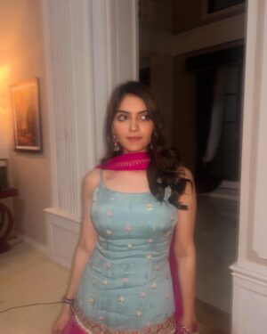 Dhwani Gori Instagram - Proper patola🤍 
Outfit : @praanavsrathod @singhpooja03350 💘
#maihoonaparajita #Zeetv #instagram