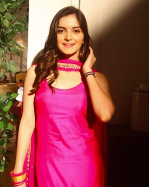 Dhwani Gori Instagram - Moving calm💕 

This cute suite styled by @praanavsrathod 
@singhpooja03350 
🫶🏻🧿 

#Disha #MaihoonAparajita #Zeetv #instagram