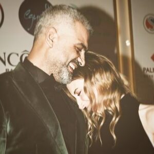 Diamand Abou Abboud Instagram - يا رب تبقى الضحكة مرسومة عوجّك والفرحة منوّرة قلبك وتبقالي الكتف وابقالك السند.. نتعلّم، ننضج ونرفع بعض.. شكراً على كل لحظة حياة قدّمتلّي ياها وعلى كل موقف ضوّيتلّي في على زاوية ما كنت منتبهتلا، شكراً على قلبك الأبيض.. فخورة ومحظوظة فيك زوجي وحبيبي.. ربّنا يخلّيك ليّا هاني الحب @hanyadelofficial ♥️
#٩_ابريل_٢٠٢٣ #عيد_زواجنا #هاني_و_دايموند