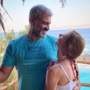 Diamand Abou Abboud Instagram - عيدك يوم عيد عليي بفرح في والدني قلبا بيكبر يوم انت عالدني جيت.. الشمس ابتسمت، الأرض زهّرت والبحر غنّى لموجاتو ترقص تتنهّد ترجع تغفى وتحلم فيك.. 
بتمنّالك كل الفرح لقلبك الأبيض ويا رب البسمة ما تفارقك، تمشي حدّك وصوتا يعلا وتكبر معك.. وتبقى الي السند والأمان واغلى حياة يا الإنت الحب والروح وكل الدني.. كل سنة وانت طيب وسعيد🤍
#8.9.2022 @hanyadelofficial 🤍