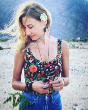Diamand Abou Abboud Instagram - « Et quelle étrange chose que certains mots, c’est sans bouche ni voix, c’est sans visage.. On les rencontre dans le noir, on leur prend la main, on les guide, mais il fait nuit partout sur terre. C’est comme si les mots étaient un lépreux dont on entend de loin tinter la clochette.. Leur manteau est serré sur le corps du monde, mais il laisse filtrer de la lumière. »

Yves Bonnefoy .