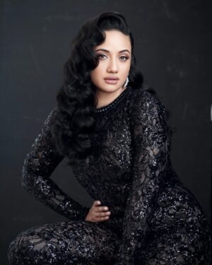 Diamond Langi Instagram - “The beauty of you is how you wear who you are🖤-Timothy Egart”

Photographer: @foreverportraitstudio 
Makeup: @staceyswork 
Hair: @amishair 🖤