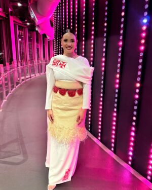 Diamond Langi Instagram - Ta’ahine Tonga🇹🇴🕊️♥️

A special thank you to @bous_fashion For my beautiful custom puletaha. I love your work♥️To my darling talented sister @staceyswork thank you for always getting me ready, your glam is always beautiful♥️And to My Mom Maria Langi I love you very much thank you for your support and helping to add the final touches to my opening night look. I appreciate you all so much♥️’Ofa lahi atu 🇹🇴🕊️♥️