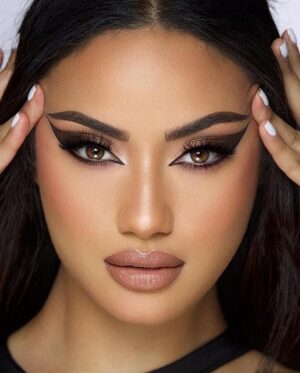 Diamond Langi Instagram - “For she had eyes and chose me.” 
-William Shakespeare.

Thank you so much beautiful @hudafode For a wonderful experience shooting! You are so talented & also have a pure heart 💛

#Shoot #Makeup #Glam #PhotoShoot #WomenEmpowerment #NewZealand #Diamond