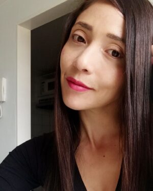 Diana Belmonte Instagram - Ésta foto me la tome antes de que Omicrón se rindiera a mis encantos, me sentía regia empoderada, potra 🐴🐴, con una pata en el teatro para ir a hacer función esa noche y hoy estoy publicando esto arrunchada con Timbal, tomando agüita de manzanilla con jengibre y esperando a que el cuerpo se alivie. A veces las cosas salen muy diferentes a las planeadas y bueno también está bien. Todo es Información,  todo hace parte del paquete. 

 Inevitablemente se pone uno reflexivo...seguiremos en la tarea de reconocernos en esa dualidad tan rara que nos conforma como seres humanos (frágiles y poderosos al mismo tiempo) Así somos y así seguiremos, Aprendiendo!