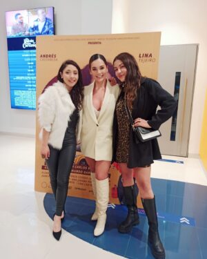 Diana Belmonte Instagram - Hoy fue un día muy bonito!!!!
Fue el lanzamiento a medios de la película "Un Rabón con Corazón" una producción de @dagogarciaprod.
Un proyecto muy especial para mí por muchas razones pero entre esas porque es mi primera película. Nunca había hecho cine, el ejercicio de verme en pantalla grande;  ejercicio confrontador pero al mismo tiempo bello y más cuando uno está tan bien rodeado, actores generosos, divertidos, tranquilos , un director con una humanidad infinita y todo un equipo dispuesto a dar lo mejor. 
Que vengan muchas más señores porque lo que tengo es ganas de seguir dando lora.
Podrán ver la peli a partir del 27 de Enero en todas las salas del país 

Gracias mi @vtg_digital por estar siempre 

-
-
-
#actress #actrizcolombiana #cine #movie #comedy #dagoproducciones #instagood #instaphoto #bestpic