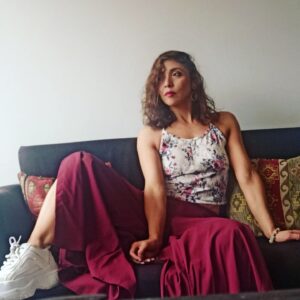 Diana Belmonte Instagram - Confieso:
Toda mi vida ridiculicé la idea de ser " mujer" , pensaba que eso me hacía  banal, superficial pero sobretodo pensaba que ser mujer me hacía automáticamente débil. Por supuesto que estaba muy alejada de sentirme bella. Mi entorno me decía " pelao" y yo lo celebraba con ímpetu. 
A mis 38 años logro por fin sentirme cómoda con mi feminidad. Entiendo que ser mujer es mucho más trascendental y más profundo que verse bonita en las fotos. Ser mujer es reconocer la fuerza que tenemos...esa misma  fuerza que nos permite parir es la que nos hace recorrer los senderos hostiles y desde allí, administrar , sanar y  cuidar. 
Hoy abrazo mi magia
Hoy me siento más mujer que nunca,  decidiendo, confiando, agradeciendo y sobretodo sanando... Porque no solo me sano yo...sano a las mías, las de mi manada

Con los pies firmes me alejo de los terrenos que me han causado dolor, reconozco mi valor, mi coraje y con esa fuerza me dispongo a seguir .