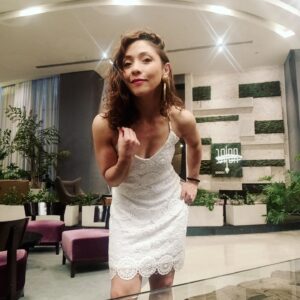 Diana Belmonte Instagram - Confieso:
Toda mi vida ridiculicé la idea de ser " mujer" , pensaba que eso me hacía  banal, superficial pero sobretodo pensaba que ser mujer me hacía automáticamente débil. Por supuesto que estaba muy alejada de sentirme bella. Mi entorno me decía " pelao" y yo lo celebraba con ímpetu. 
A mis 38 años logro por fin sentirme cómoda con mi feminidad. Entiendo que ser mujer es mucho más trascendental y más profundo que verse bonita en las fotos. Ser mujer es reconocer la fuerza que tenemos...esa misma  fuerza que nos permite parir es la que nos hace recorrer los senderos hostiles y desde allí, administrar , sanar y  cuidar. 
Hoy abrazo mi magia
Hoy me siento más mujer que nunca,  decidiendo, confiando, agradeciendo y sobretodo sanando... Porque no solo me sano yo...sano a las mías, las de mi manada

Con los pies firmes me alejo de los terrenos que me han causado dolor, reconozco mi valor, mi coraje y con esa fuerza me dispongo a seguir .