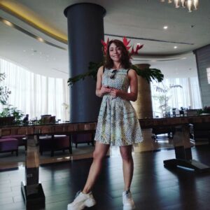 Diana Belmonte Instagram - Confieso:
Toda mi vida ridiculicé la idea de ser " mujer" , pensaba que eso me hacía  banal, superficial pero sobretodo pensaba que ser mujer me hacía automáticamente débil. Por supuesto que estaba muy alejada de sentirme bella. Mi entorno me decía " pelao" y yo lo celebraba con ímpetu. 
A mis 38 años logro por fin sentirme cómoda con mi feminidad. Entiendo que ser mujer es mucho más trascendental y más profundo que verse bonita en las fotos. Ser mujer es reconocer la fuerza que tenemos...esa misma  fuerza que nos permite parir es la que nos hace recorrer los senderos hostiles y desde allí, administrar , sanar y  cuidar. 
Hoy abrazo mi magia
Hoy me siento más mujer que nunca,  decidiendo, confiando, agradeciendo y sobretodo sanando... Porque no solo me sano yo...sano a las mías, las de mi manada

Con los pies firmes me alejo de los terrenos que me han causado dolor, reconozco mi valor, mi coraje y con esa fuerza me dispongo a seguir .