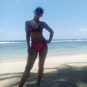 Diana Belmonte Instagram - Confieso:
Toda mi vida ridiculicé la idea de ser " mujer" , pensaba que eso me hacía  banal, superficial pero sobretodo pensaba que ser mujer me hacía automáticamente débil. Por supuesto que estaba muy alejada de sentirme bella. Mi entorno me decía " pelao" y yo lo celebraba con ímpetu. 
A mis 38 años logro por fin sentirme cómoda con mi feminidad. Entiendo que ser mujer es mucho más trascendental y más profundo que verse bonita en las fotos. Ser mujer es reconocer la fuerza que tenemos...esa misma  fuerza que nos permite parir es la que nos hace recorrer los senderos hostiles y desde allí, administrar , sanar y  cuidar. 
Hoy abrazo mi magia
Hoy me siento más mujer que nunca,  decidiendo, confiando, agradeciendo y sobretodo sanando... Porque no solo me sano yo...sano a las mías, las de mi manada

Con los pies firmes me alejo de los terrenos que me han causado dolor, reconozco mi valor, mi coraje y con esa fuerza me dispongo a seguir .