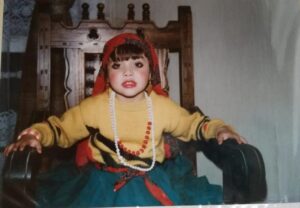 Diana Belmonte Instagram - Tenía 6 años cuando le dije a mi mamá que quería ser actriz, parecía obviamente un capricho de una niña de esa edad pero afortunadamente no fue así. Agradezco y bendigo está profesión todos los días de mi vida, agradezco cada compañero que la vida me ha permitido encontrar, agradezco las familias que arma el teatro, la complicidad, el rigor, los nervios en la panza cuando el público entra a la sala.

La actuación antes que todo es un acto de confianza, de amor, de valentía , de liberación y confrontación.
Feliz día a cada uno de mis colegas, solo deseo que las luces nos sigan iluminando y que vengan mil historias para contar.
Feliz día!!!
-
-.
-
-
#actriz #actresses #teatro #television #theater #actuación #amor #felicidad #instagood #instaphoto