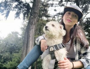Diana Belmonte Instagram - Don Timbal
Hoy lo llevé a un parque gigante, me dió por soltarlo 😱😱 😱😱😱
 " y se marchó y a su barco le llamo libertad" , 
Casi se mete al lago , le ladraba a todo lo que produjera sombra, se restregó en popo de caballo, tuvo una batalla campal con un cucarrón y forzosamente tuve que hacer cardio  para intentar alcanzarlo... pero bueno creo que valió la pena.
Te amo perro Timbal