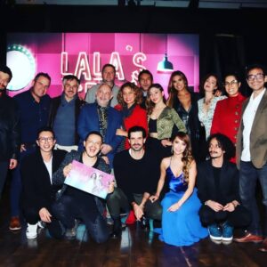 Diana Belmonte Instagram - En esta foto faltan un montón de personas que por diferentes razones no pudieron estar, sin embargo a cada uno lo llevo en el corazón...en los proyectos siempre se aprenden cosas y pues tengo el corazón contento de conocer gente maravillosa, generosa y profesional, eso refresca el alma... Gracias @canalrcn , gracias #lalasspa por enseñarme tanto y darme la oportunidad de estar.
-
-
-
-
@isabella.san @ricardiaco @paolaamorenoe @conycamelo @karlhurt67 @fernando_arevalog @victortarazonam  @germanporras @michellerouillard velezmauri @zulmarey @lulybossa1 

#LalaSpa #actresslife #superlike #novela #television #instagood #inclusion #lgtbi #rcn #instaphoto #actrees #comedia #comedy #televisioncolombiana #mayo #mayonesa