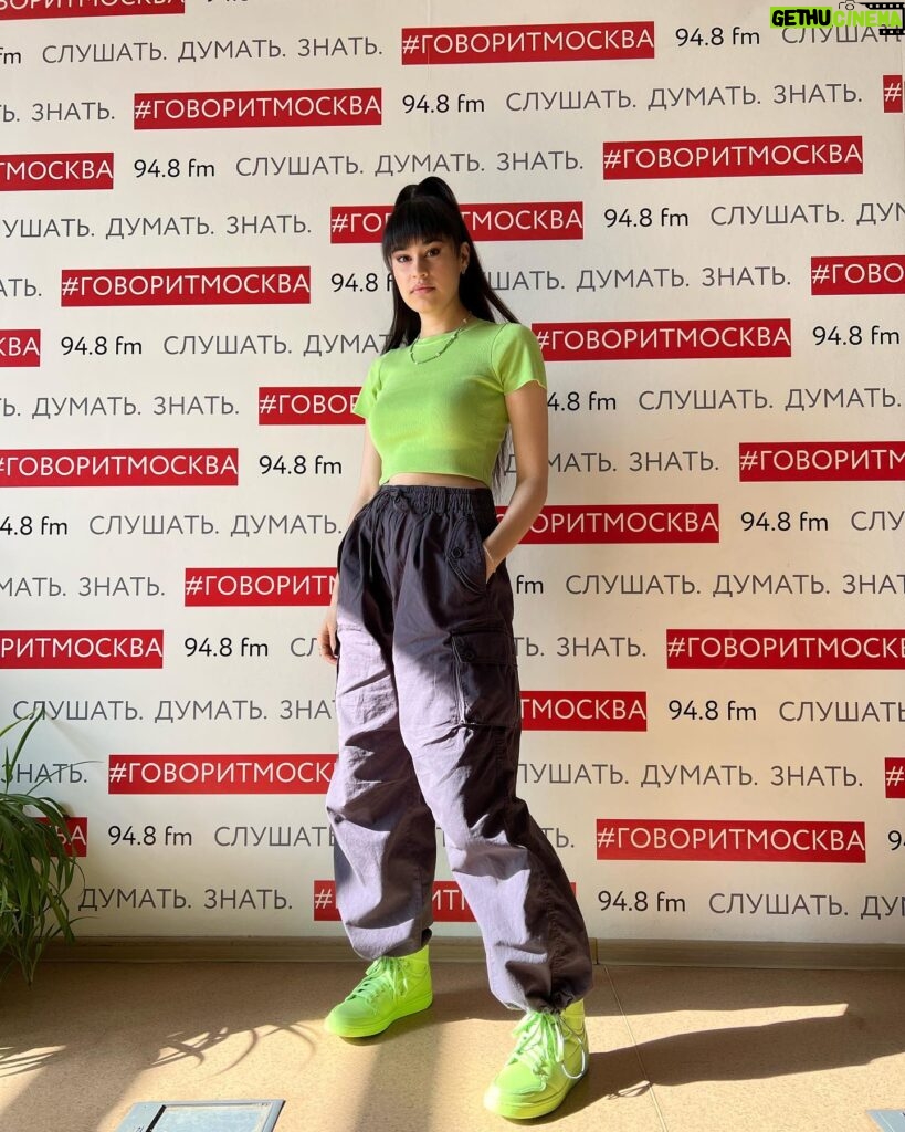 Diana Ankudinova Instagram - Сегодня была в гостях на радио @govoritmoskva ❣️ Как вам эфир? И в честь образа, кидайте зеленые смайлы в коменты💚🥒🧩🔫💚