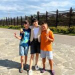 Diana Ankudinova Instagram - Этим летом мои племяшки Ильдар и Артур прошли настоящий "Путь героя"💪🏼 Мы всей семьёй ломали голову , как детям провести каникулы с пользой. Наконец друзья рассказали про математический лагерь @matclass с очень интересной ролевой игрой, которая помогает детям научиться не только решать математические задачи, но и в целом воспринимать сложные ситуации как вызовы, с которыми ,если постараться, можно справиться. Просто надо включить голову и, возможно, взяться за руки с другими ребятами🤓 Мне понравилось, что на программу "Путь героя"с детьми можно было поехать в лагерь родителям или на все время или на первые несколько дней. Моя сестра Настя @extensa90 решила воспользоваться этой опцией, чтобы посмотреть, как мальчишки будут себя чувствовать в новом коллективе. Ребята отлично адаптировались во многом благодаря вожатым, ну и, конечно, им было очень интересно пройти кучу командных квестов, побегать на природе, расследовать преступление, поработав сыщиками, научиться договариваться и работать сообща😍 Вобщем это тренировка ума, тела, духа, сердца. Со многими детьми из этой смены мальчишки общаются и сейчас. Они приехали совершенно другими. Более уверенными в своих силах не только в решении математических, но любых задач, Ильдар стал более самостоятельным, Артур более дисциплинированным. Мы продолжили занятия математикой онлайн, а сейчас ребята снова едут в Маткласс на зимние каникулы. Отдых на свежем воздухе, общение с прекрасной компанией, ну и главное : игровая подача решения математических задач‼️ Мы в восторге🌟 Если для вас актуально, пишите в директ @matclass слово "Занятия", чтобы записаться на бесплатный ознакомительный урок онлайн. А по промокоду «Анкудинова» получите скидку 10% на каникулярную программу и 2 занятия в подарок при покупке абонемента на 10 он-лайн занятий. А в настоящий момент в Матклассе действуют специальные предложения на все зимние программы в Подмосковье и Ленинградской области, где дети смогут пройти путь героя как мои племянники, узнать как можно совмещать математику с искусством, увидеть увлекательные физические опыты или стать настоящим джедаем, и по промокоду «Анкудинова 15» получить скидку 15% на зимнюю программу❄️