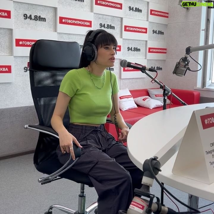 Diana Ankudinova Instagram - Сегодня была в гостях на радио @govoritmoskva ❣️ Как вам эфир? И в честь образа, кидайте зеленые смайлы в коменты💚🥒🧩🔫💚