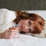 Diana Gómez Instagram - No soy mucho de celebrar estos días, pero hoy me he parado y he echado la vista atrás a los últimos meses y no puedo dejar de sonreír. Ser madre está siendo uno de los viajes más bonitos y transformadores que podía haber esperado. Y entre bostezos y pañales me gustaría celebrarnos, y hacerlo siempre que podamos, que los días corren sin que una se dé cuenta. Así que gracias a La Vie Est Belle de Lancome por acompañarme en esta nueva etapa de mi vida 💞 Que vivan las madres, el entorno que las sostiene, las amigas, los cuidados. @lancomeofficial @beautyexpertlancome #perfume #lavieestbelle