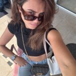 Diane Leyre Instagram - 1 mois à Cannes version vrai vie : 1. Prépa avec mon @arnaudsoldourdin 2. Moi qui check comment je rends en version sosie officielle de l’emoji 🌝 3. Perdre mon ongle 24h après avoir fait ma manucure 4. Faire des vlogs qui fonctionnent pas car la vie a décidé de toujours couper quand je parle 5. Avoir des moments de prépa où tu te demandes si c’est normal de ressembler à un champignon 6. Faire des micro siestes dès que possible car tu dors 2h par nuit 7. Avoir une confiance aveugle en ton coiffeur car à mi chemin ça semble compliqué 😂 8. Être fatiguée et avoir besoin de redevenir un bébé dans ce monde d’adultes 9. Ouvrir et fermer ta valise 10000 fois en te disant que y a 99% de chance que t’aies oublié un truc dans chaque hôtel 10. Retrouver ta maison et dormir enfin plus de 4h en te sentant hyper reconnaissante d’avoir pu vivre tout ça BREF, c’était fou, c’était intense, je suis fatiguée mais mon dieu que la vie est belle 🥹❤️