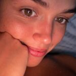 Diane Leyre Instagram - 1 mois à Cannes version vrai vie : 1. Prépa avec mon @arnaudsoldourdin 2. Moi qui check comment je rends en version sosie officielle de l’emoji 🌝 3. Perdre mon ongle 24h après avoir fait ma manucure 4. Faire des vlogs qui fonctionnent pas car la vie a décidé de toujours couper quand je parle 5. Avoir des moments de prépa où tu te demandes si c’est normal de ressembler à un champignon 6. Faire des micro siestes dès que possible car tu dors 2h par nuit 7. Avoir une confiance aveugle en ton coiffeur car à mi chemin ça semble compliqué 😂 8. Être fatiguée et avoir besoin de redevenir un bébé dans ce monde d’adultes 9. Ouvrir et fermer ta valise 10000 fois en te disant que y a 99% de chance que t’aies oublié un truc dans chaque hôtel 10. Retrouver ta maison et dormir enfin plus de 4h en te sentant hyper reconnaissante d’avoir pu vivre tout ça BREF, c’était fou, c’était intense, je suis fatiguée mais mon dieu que la vie est belle 🥹❤️