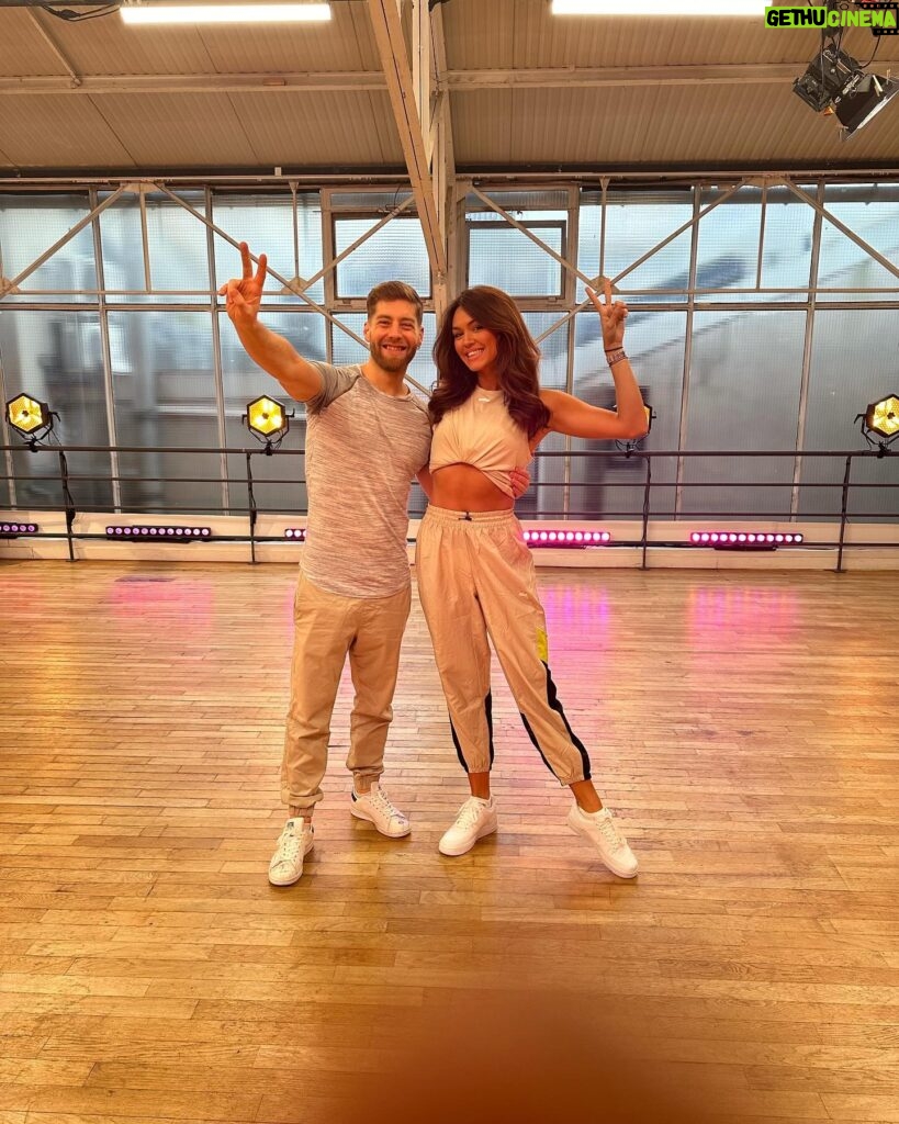 Diane Leyre Instagram - Alors, heureux de notre duo avec @yannalrick pour cette nouvelle saison de @dals_tf1 ?? la dernière photo c’est l’état de mes chaussettes après 1 journée de répétitions (oui, c’est pas les mêmes !!!!) 😂💃