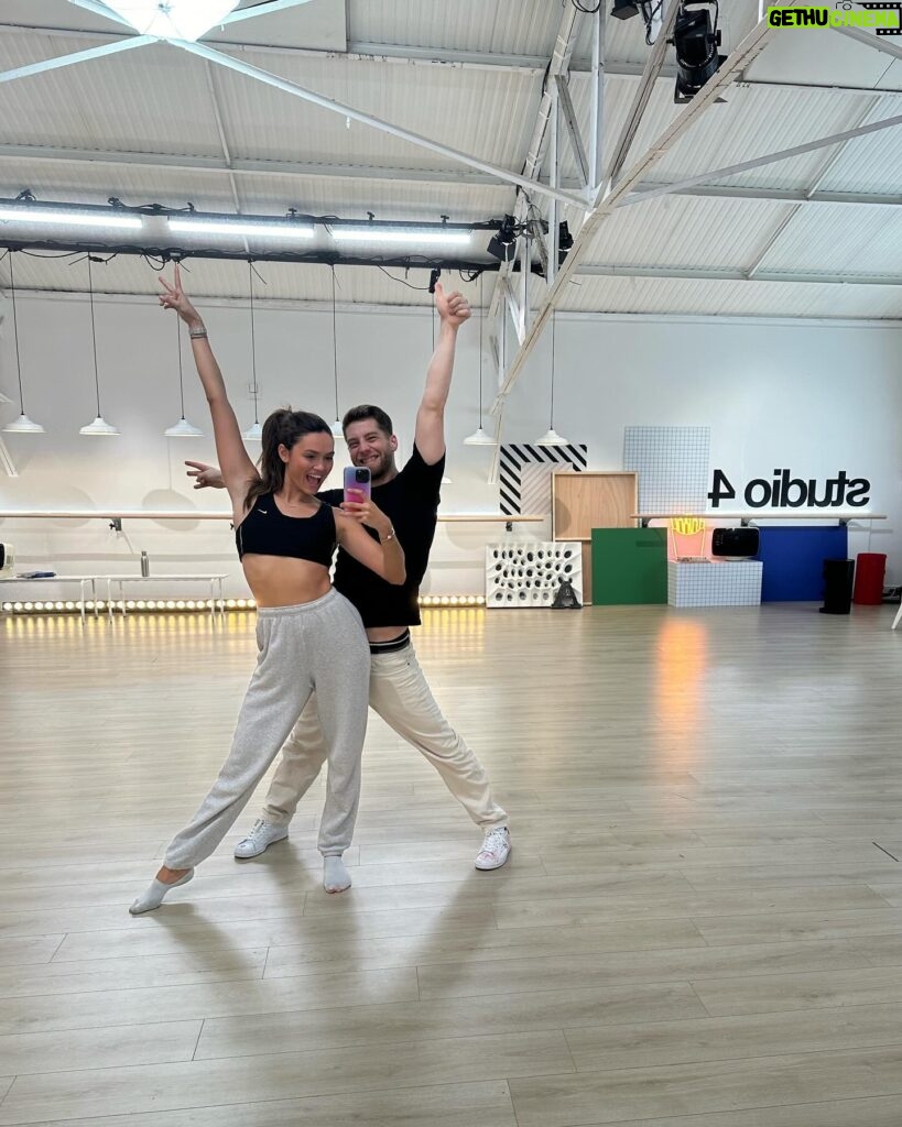 Diane Leyre Instagram - Alors, heureux de notre duo avec @yannalrick pour cette nouvelle saison de @dals_tf1 ?? la dernière photo c’est l’état de mes chaussettes après 1 journée de répétitions (oui, c’est pas les mêmes !!!!) 😂💃