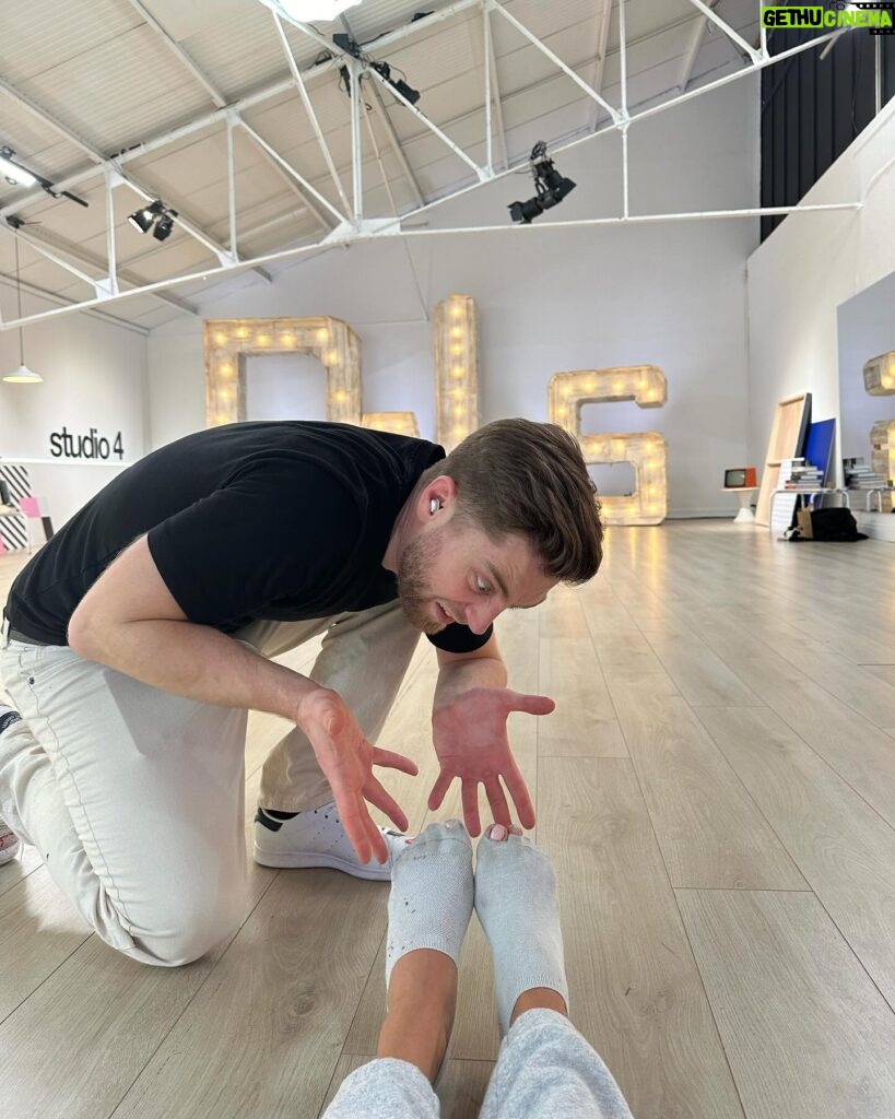 Diane Leyre Instagram - Alors, heureux de notre duo avec @yannalrick pour cette nouvelle saison de @dals_tf1 ?? la dernière photo c’est l’état de mes chaussettes après 1 journée de répétitions (oui, c’est pas les mêmes !!!!) 😂💃